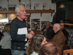 _wsb_246x180_Der+erste+Vorsitzende+Bernd+Schoeps+ehrt+die+besten+SpielerInnen